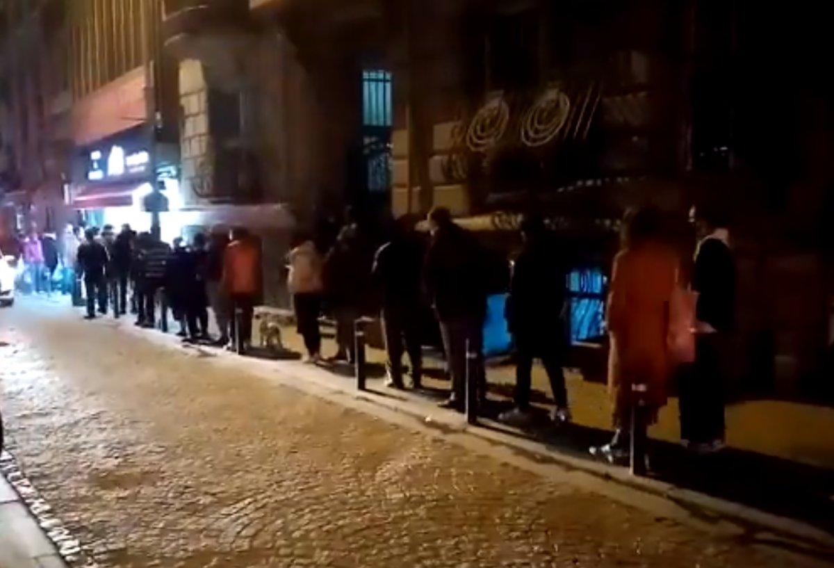 Sokağa çıkma yasağının ardından marketlere akın