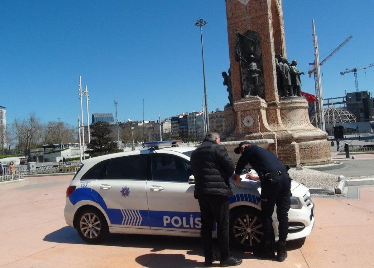 Taksim'de bir çift yakın temastan ceza yedi