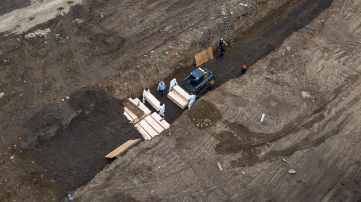 New York'ta koronadan ölenler için toplu mezar