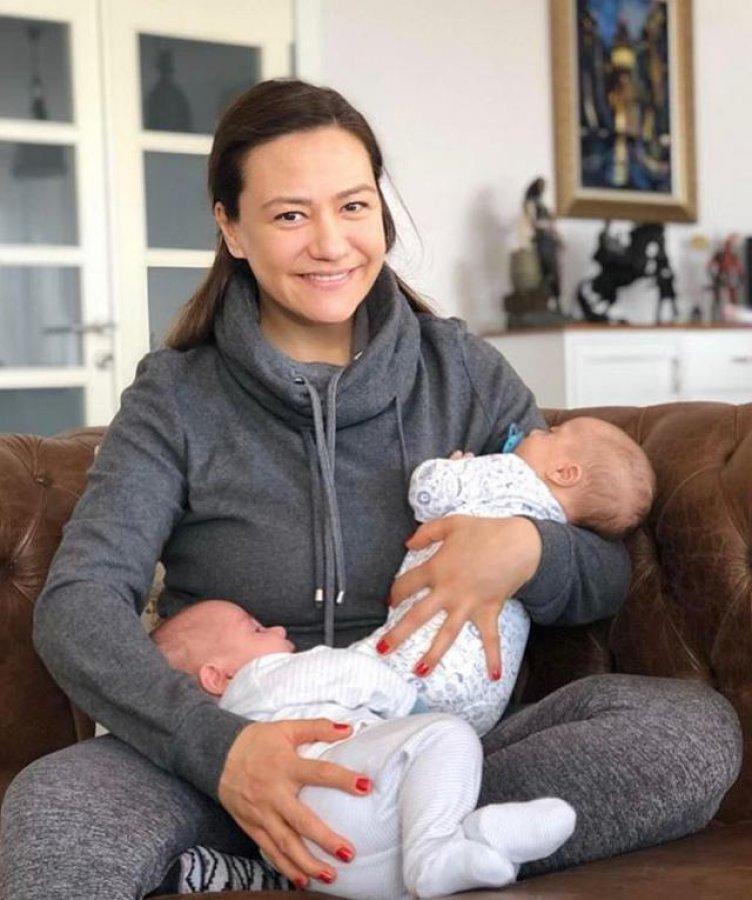Ezgi Sertel'den ikizleriyle  yeni poz