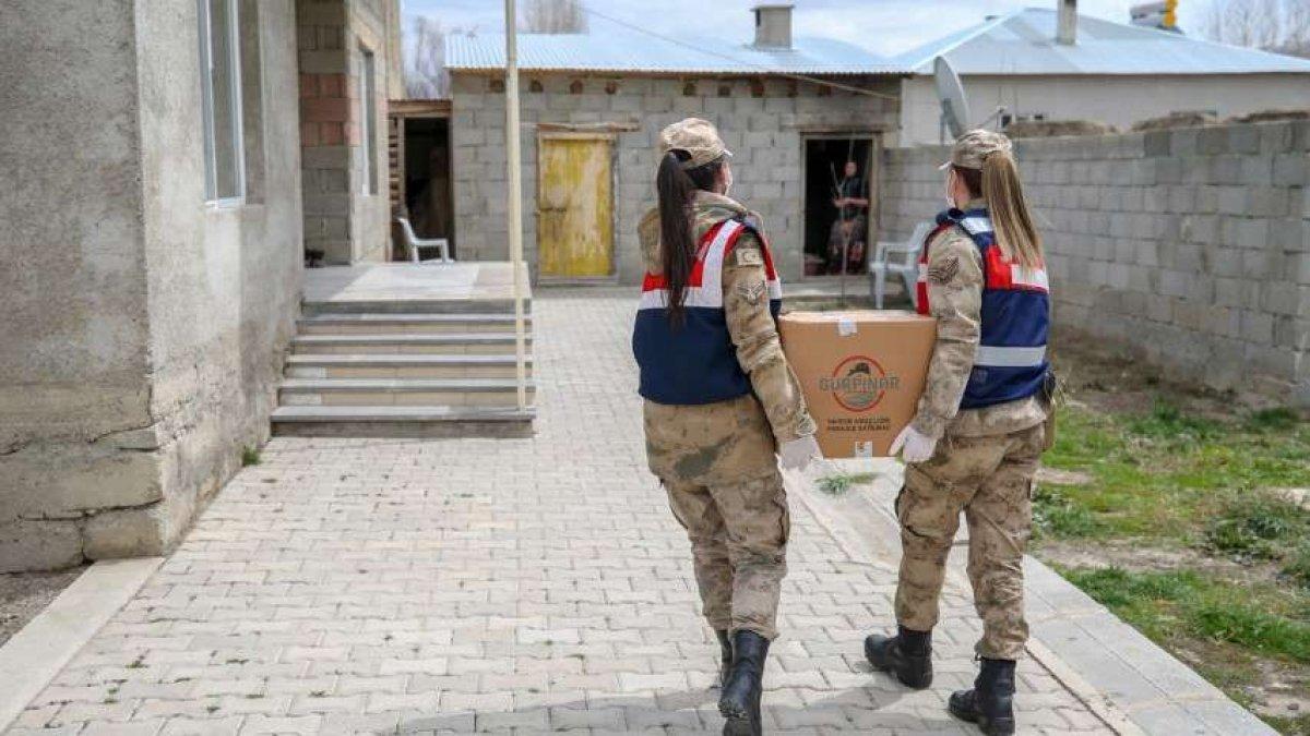 Van'da kadın askerler tandırda ekmek pişirdi
