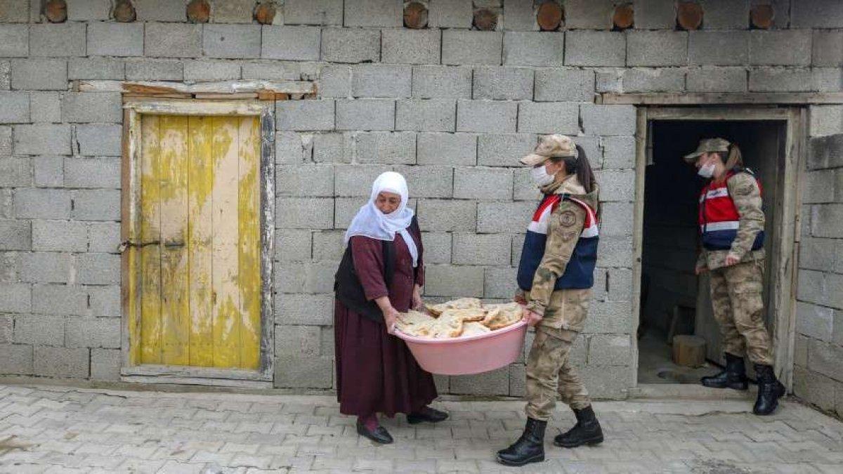 Van'da kadın askerler tandırda ekmek pişirdi