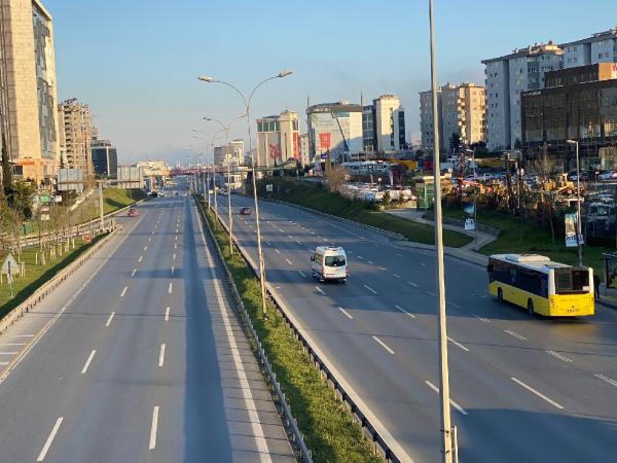 Kadıköy'de durakta otobüs beklediler