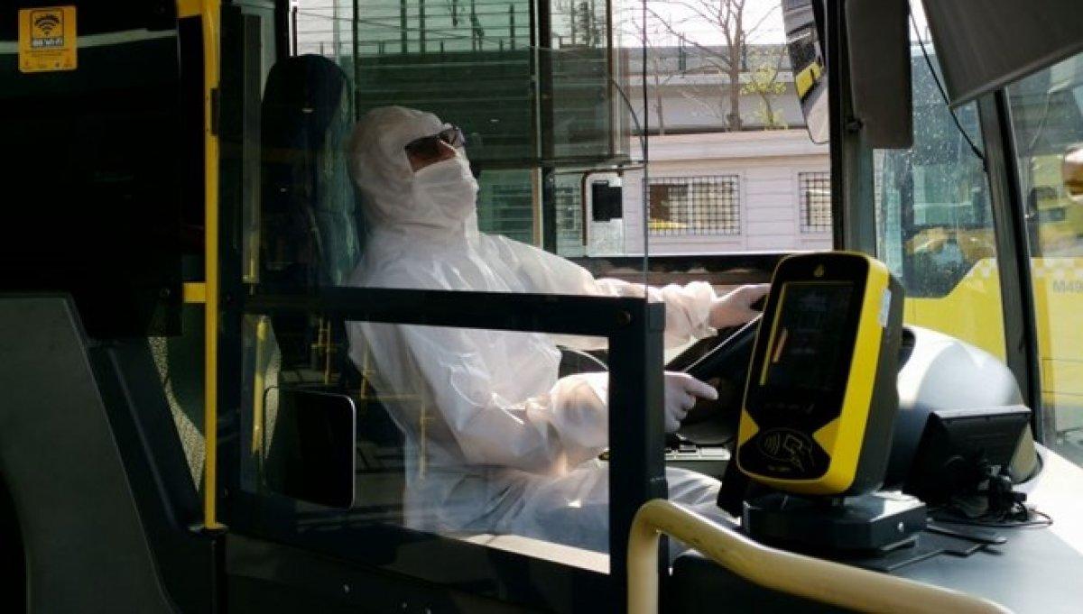 İstanbul'da metrobüs şoförleri koronaya karşı tulum giydi