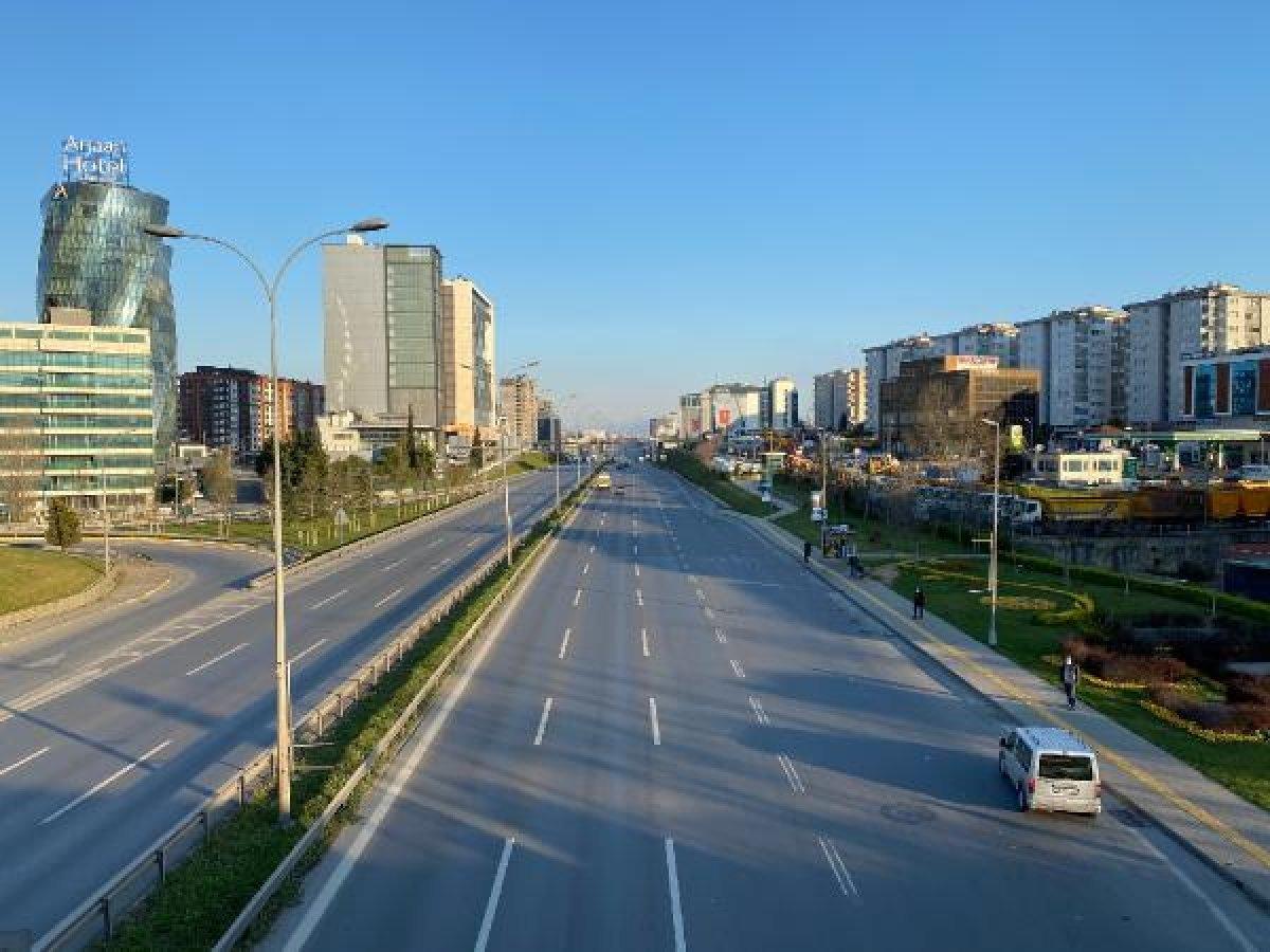 Kadıköy'de durakta otobüs beklediler