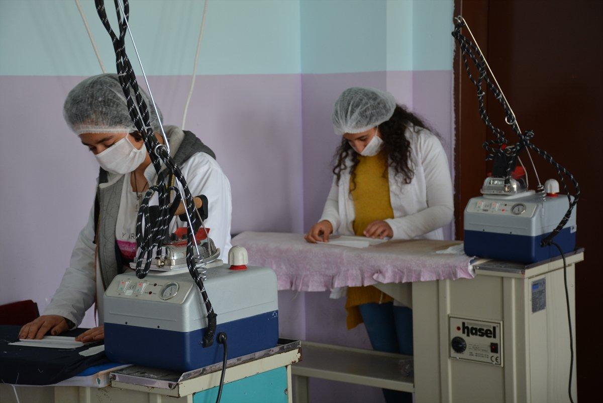 Şırnaklı öğrenciler masket üretimine başladı