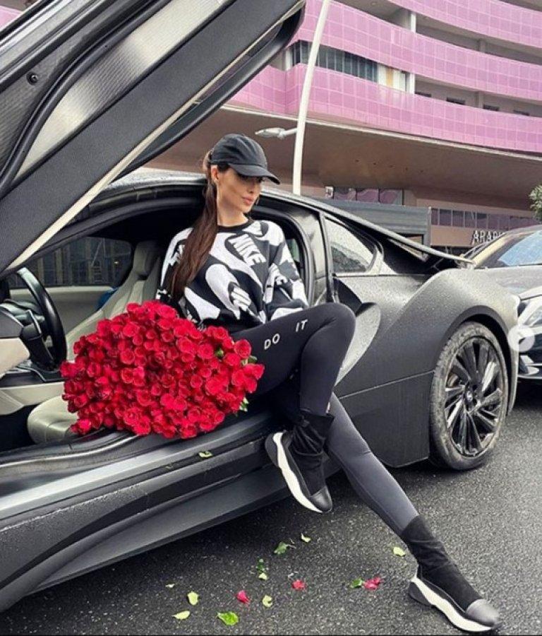 İranlı mankenin rezidansında yavru aslan ve piton çıktı