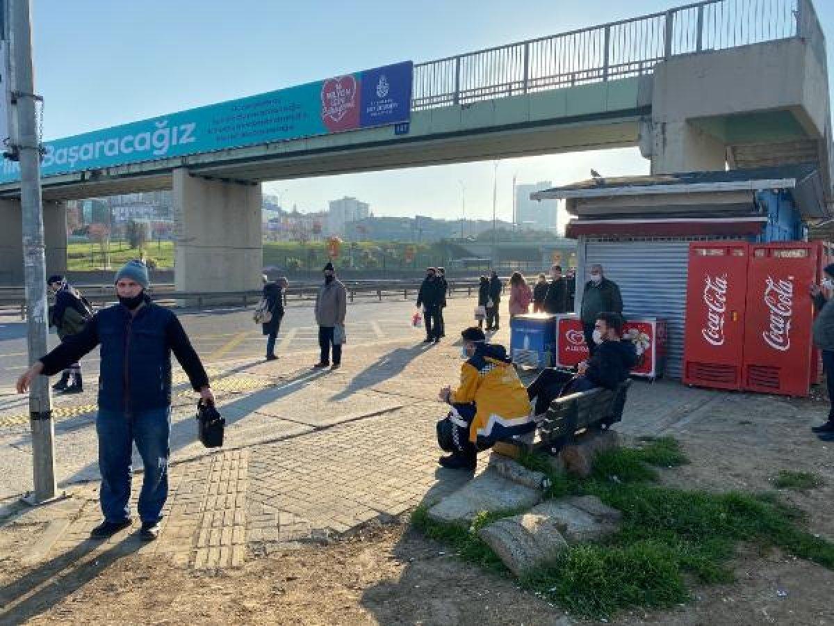 Kadıköy'de durakta otobüs beklediler