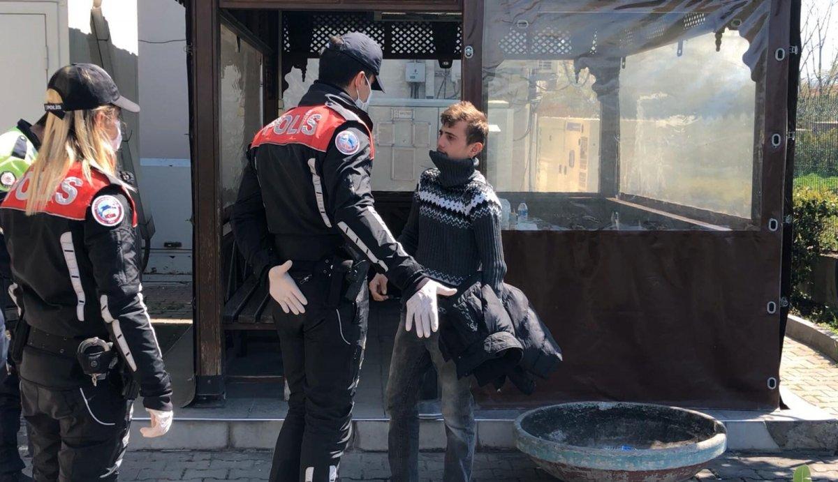 Bursa'da sokağa çıkan genç, polise yakalandı