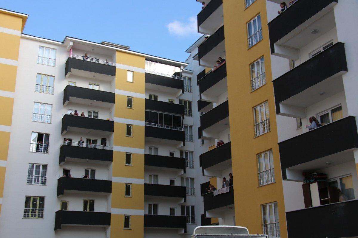 Evlerinin balkonundan site sakinlerine konser verdiler