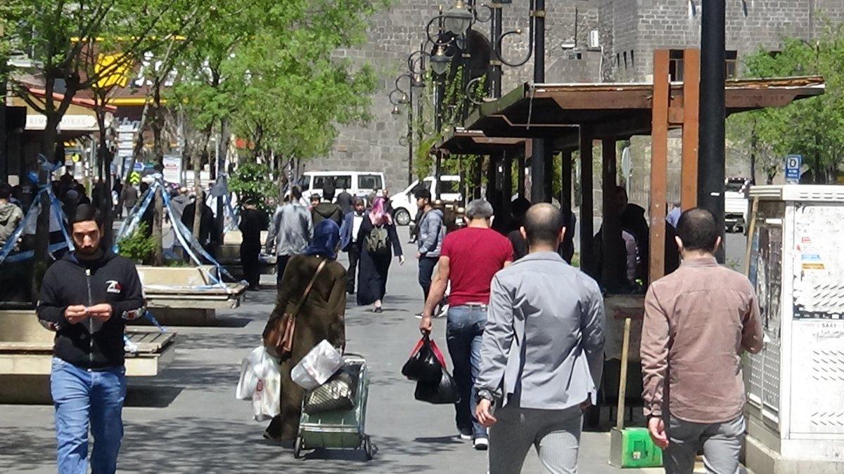 Diyarbakır'da yasak sonrası sokaklar yine doldu