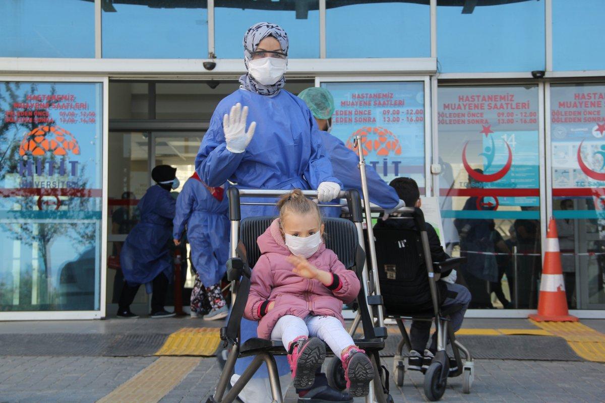 Koronayı yenen 5 yaşındaki Miray ve ailesi alkışlarla taburcu edildi