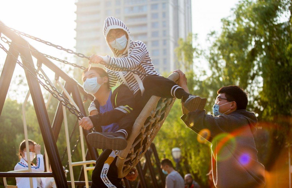 Vuhanlı çocuklar, parklara akın etti