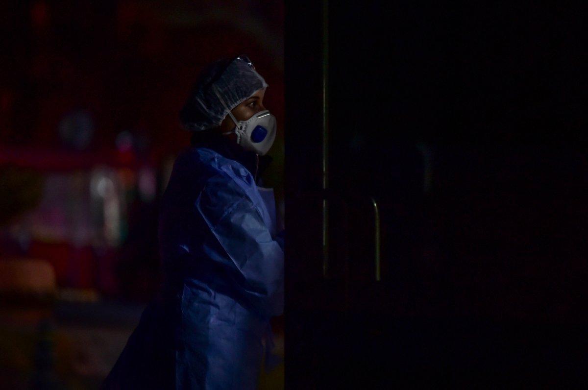 Koronayla savaşan sağlık çalışanları görüntülendi