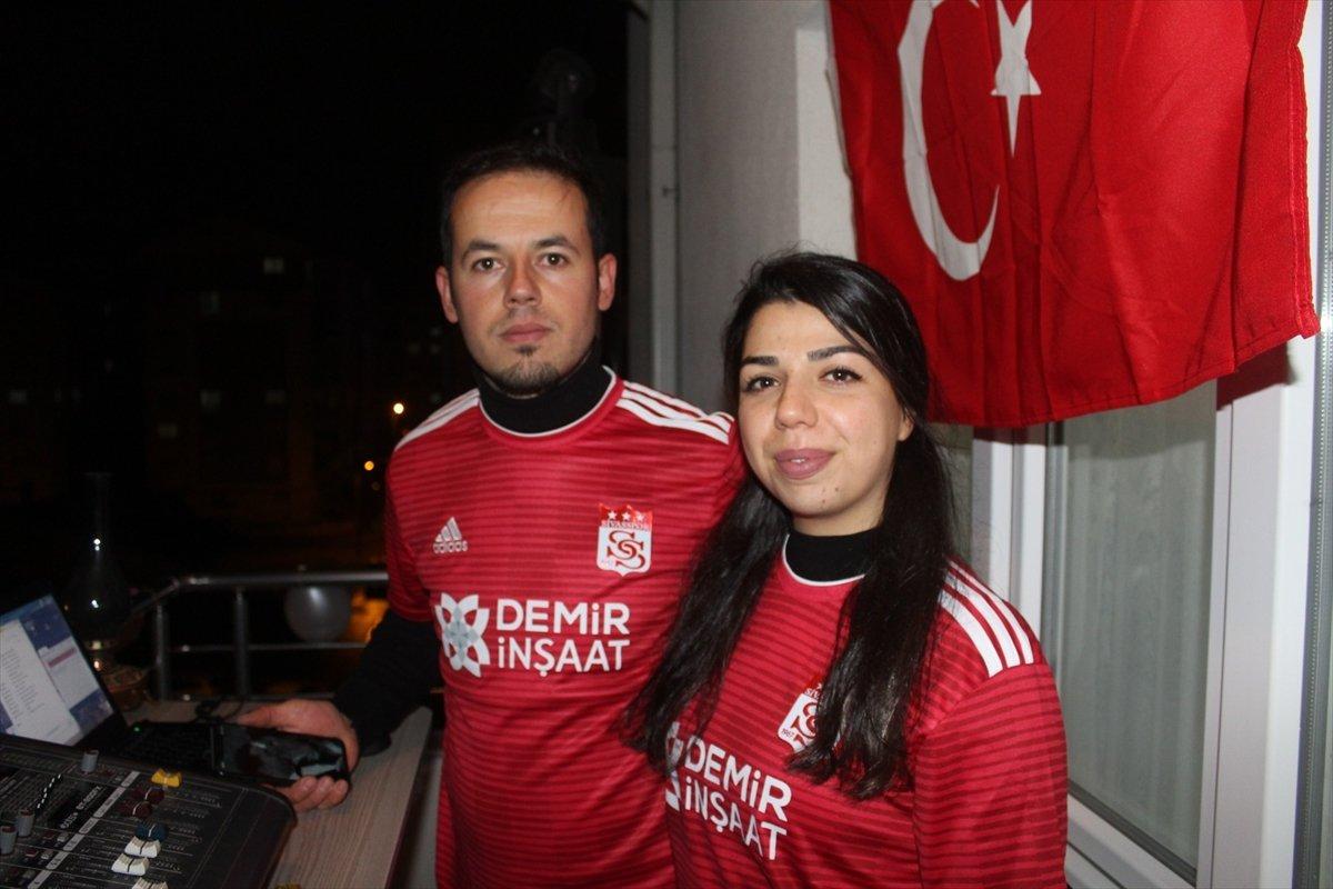 Sivas'ta motosiklet bariyerlere çarptı: 1 ölü, 1 yaralı