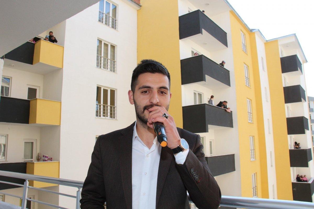 Evlerinin balkonundan site sakinlerine konser verdiler