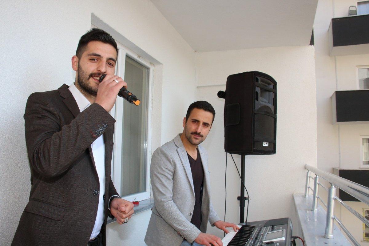 Evlerinin balkonundan site sakinlerine konser verdiler
