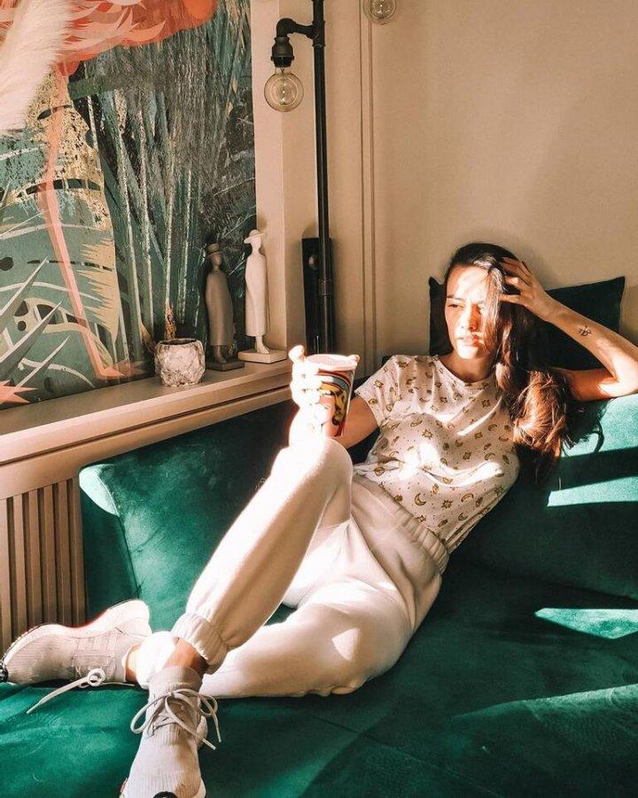 Hande Soral güneşi takip ediyor