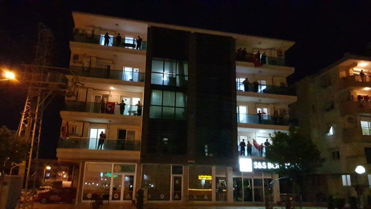 Balkonlara çıkan vatandaşlar hep bir ağızdan şarkı söyledi