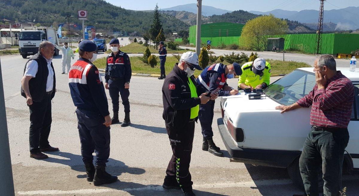 Trafik kazası sonrası sosyal mesafeli tartışma