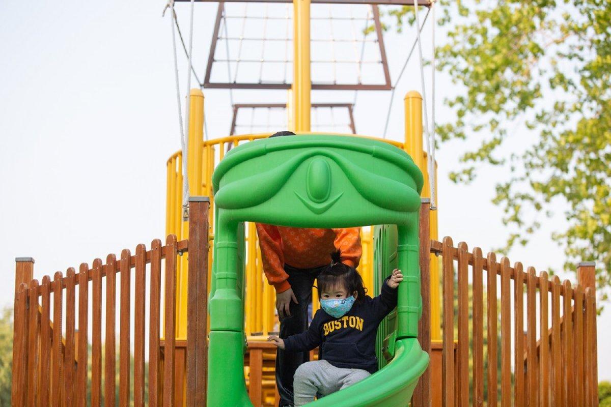 Vuhanlı çocuklar, parklara akın etti