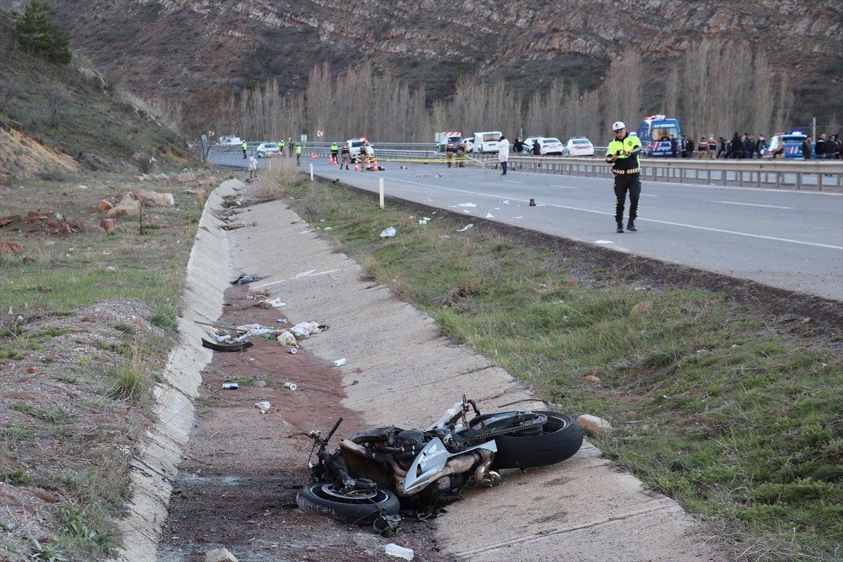 Sivas'ta motosiklet bariyerlere çarptı: 1 ölü, 1 yaralı