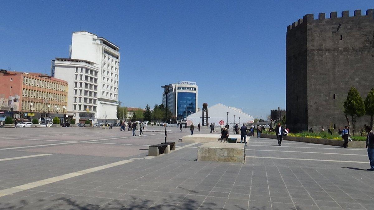 Diyarbakır'da yasak sonrası sokaklar yine doldu