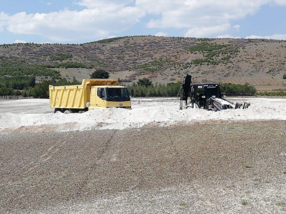 İş makinaları Salda Gölü'nde