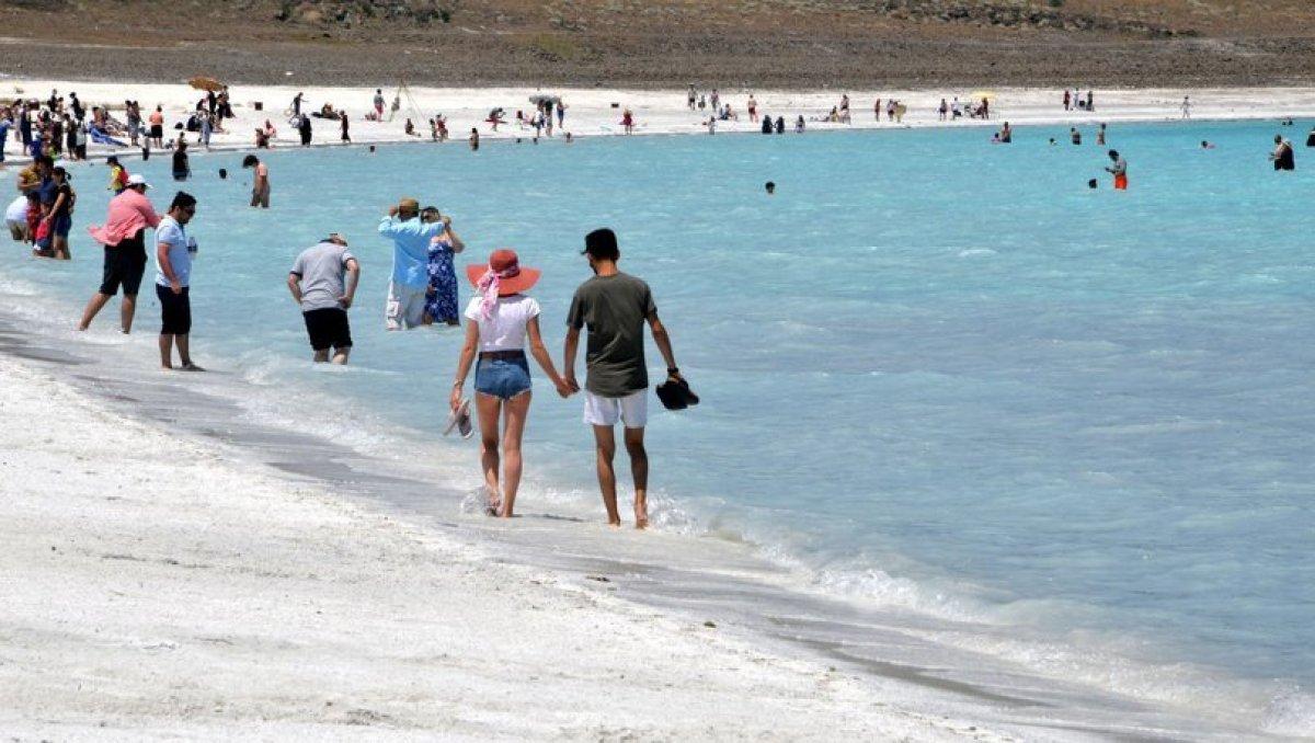 İş makinaları Salda Gölü'nde