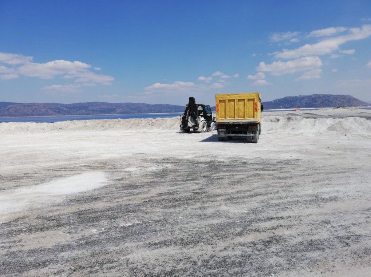 İş makinaları Salda Gölü'nde
