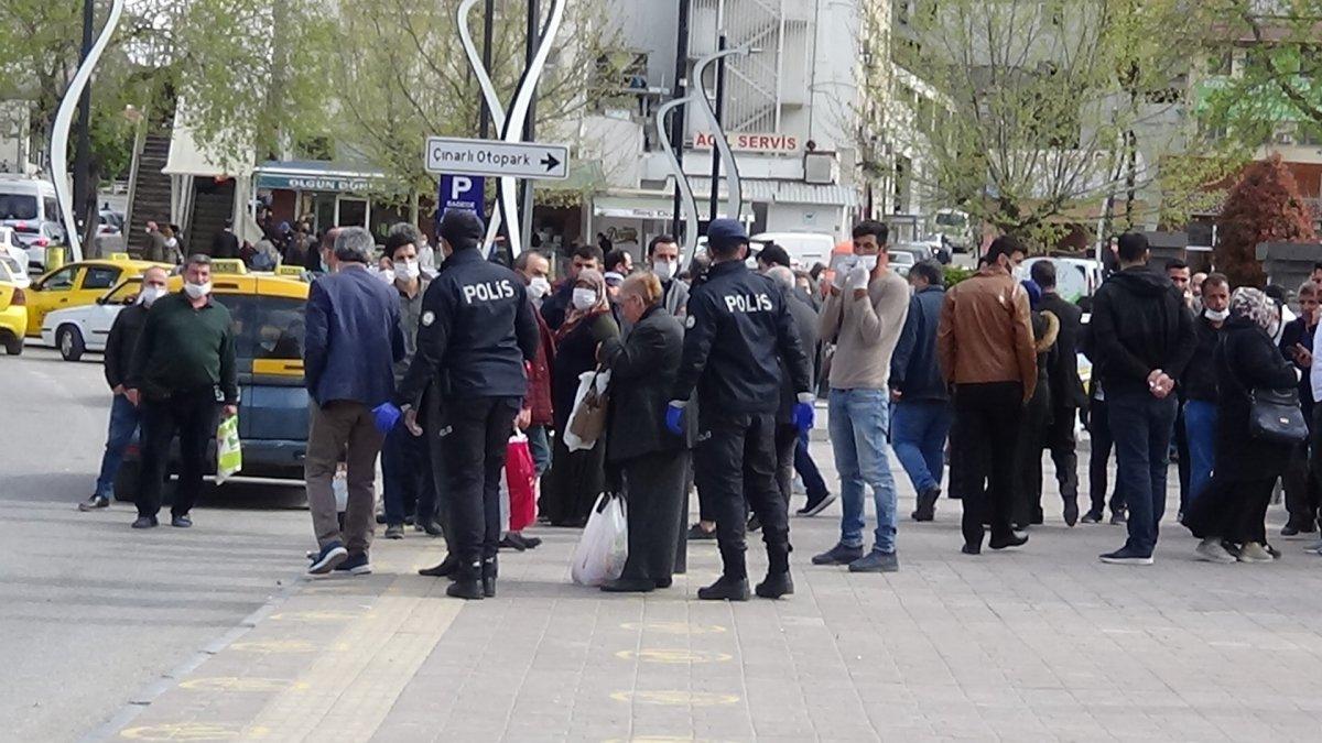 Şüpheli paketi görenler sosyal mesafeyi unuttu