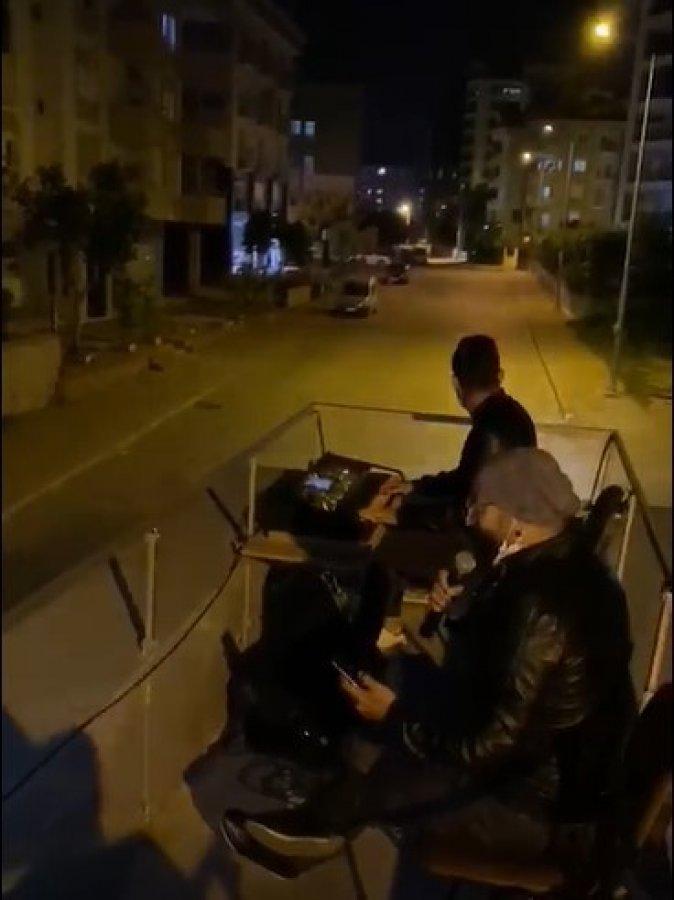 Araçla konser verildi, ambulanstan inen sağlıkçılar oynadı