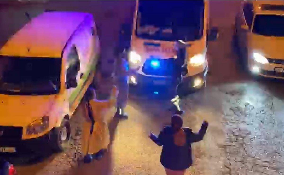 Araçla konser verildi, ambulanstan inen sağlıkçılar oynadı