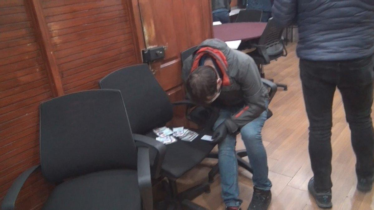 Beyoğlu'nda evden bozma kumarane basıldı: 15 kişi yakalandı