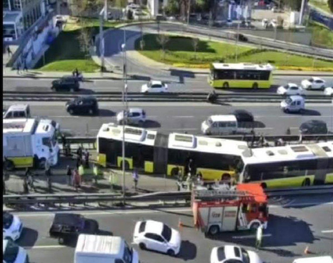 Avcılar'da iki metrobüs çarpıştı