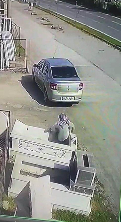 Mezar içine düşen vatandaş güldürdü