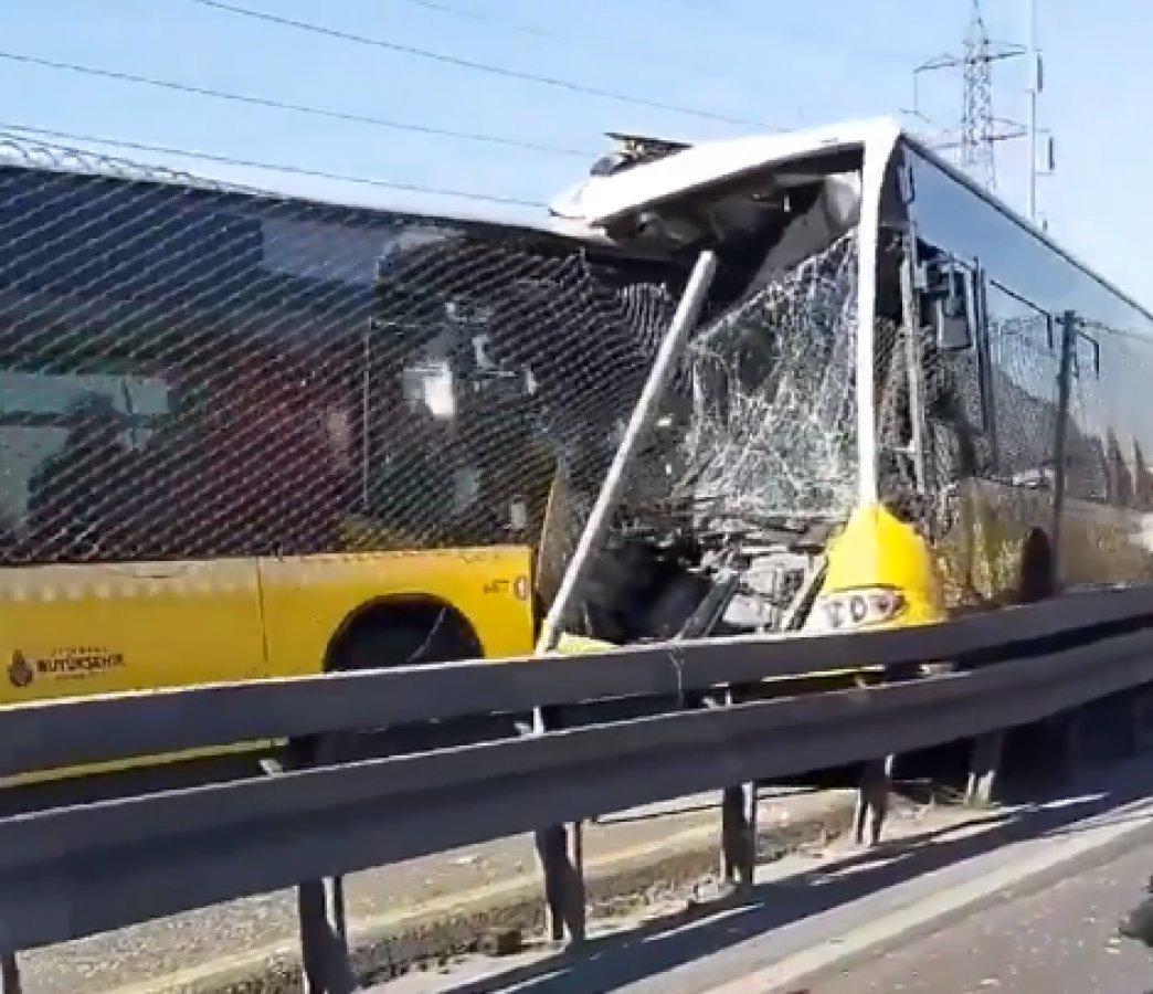 Avcılar'da iki metrobüs çarpıştı