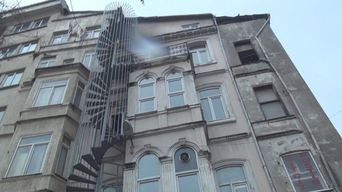 Beyoğlu'nda evden bozma kumarane basıldı: 15 kişi yakalandı