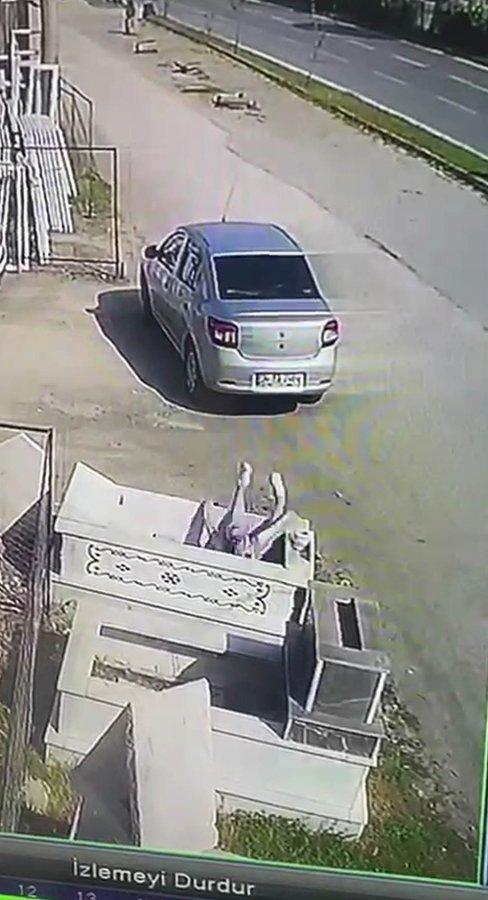 Mezar içine düşen vatandaş güldürdü