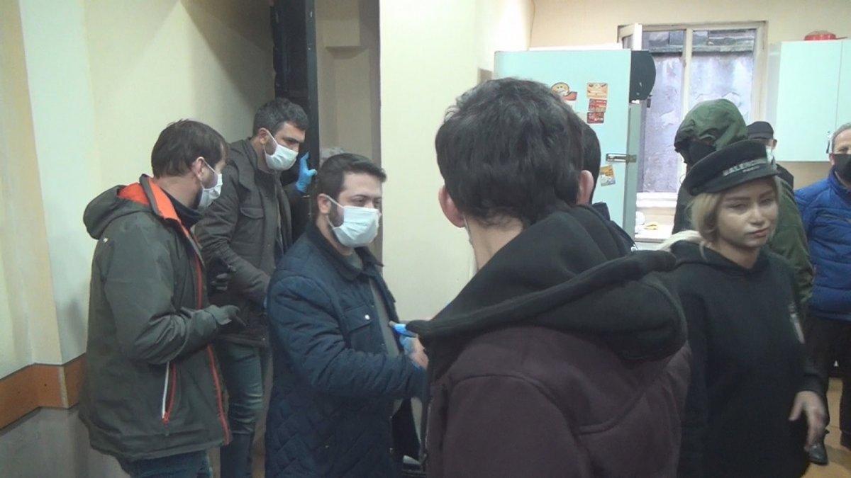 Beyoğlu'nda evden bozma kumarane basıldı: 15 kişi yakalandı