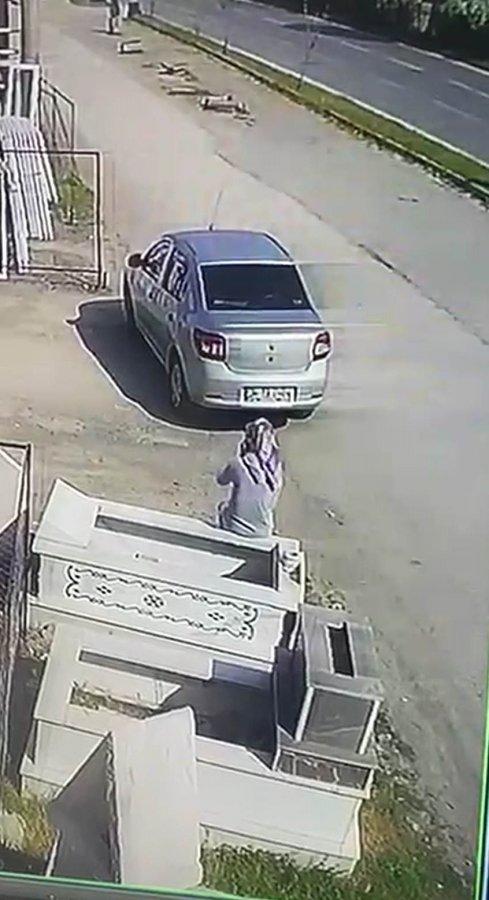 Mezar içine düşen vatandaş güldürdü