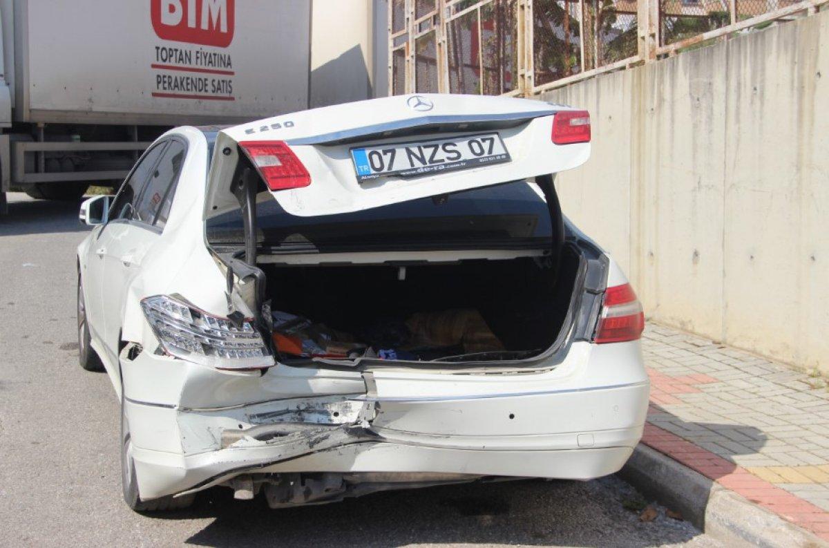 Otomobil kırmızı ışıkta bekleyen araçlara çarptı