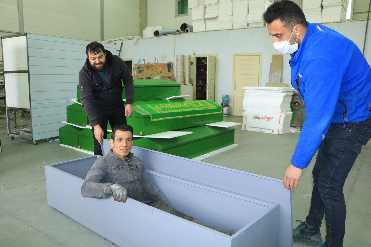 Sivas'ta koronavirüse karşı özel tabut yapıldı