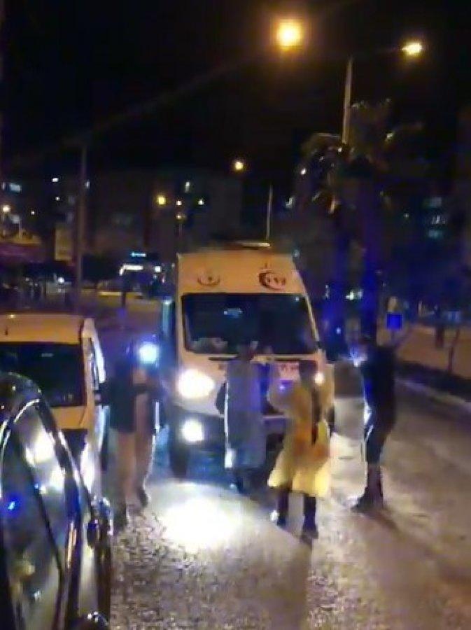 Araçla konser verildi, ambulanstan inen sağlıkçılar oynadı
