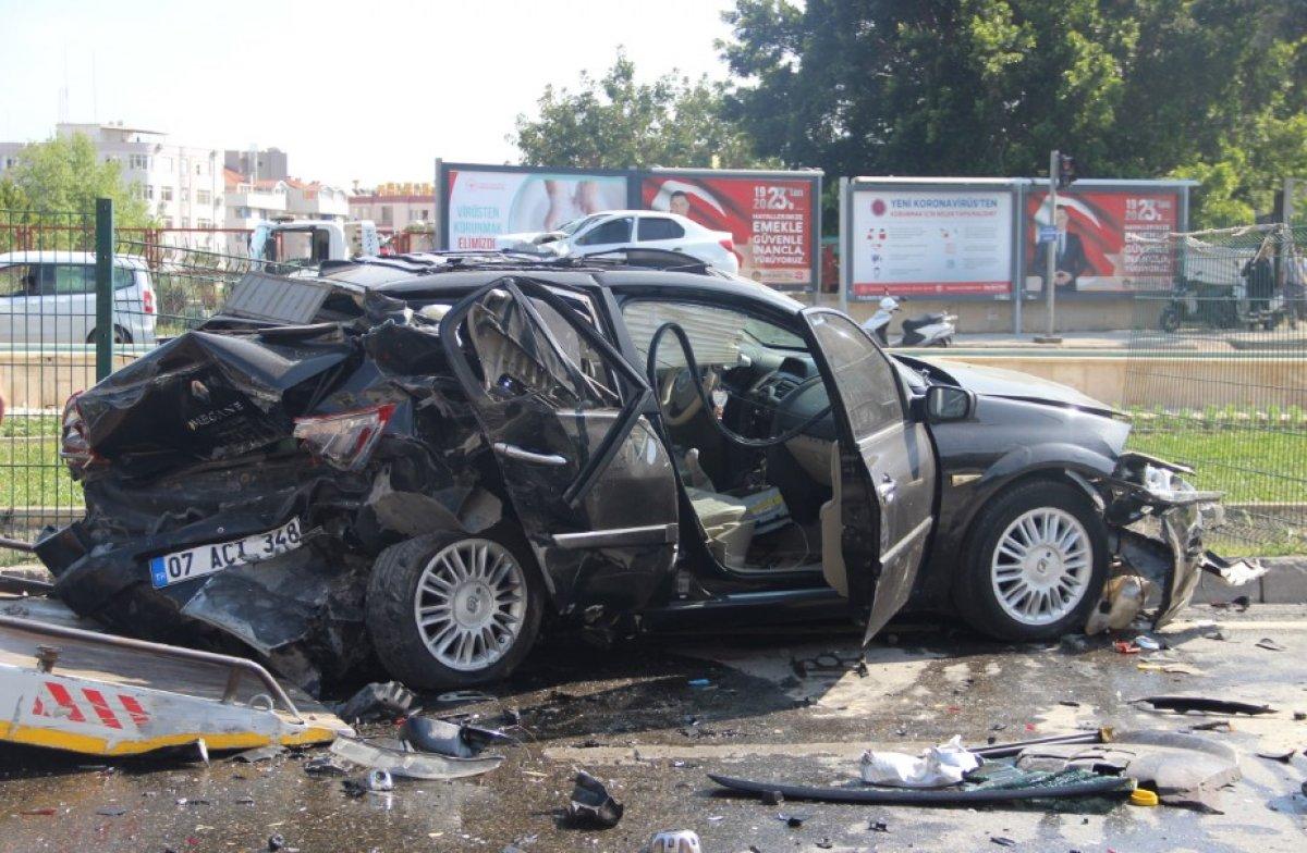 Otomobil kırmızı ışıkta bekleyen araçlara çarptı