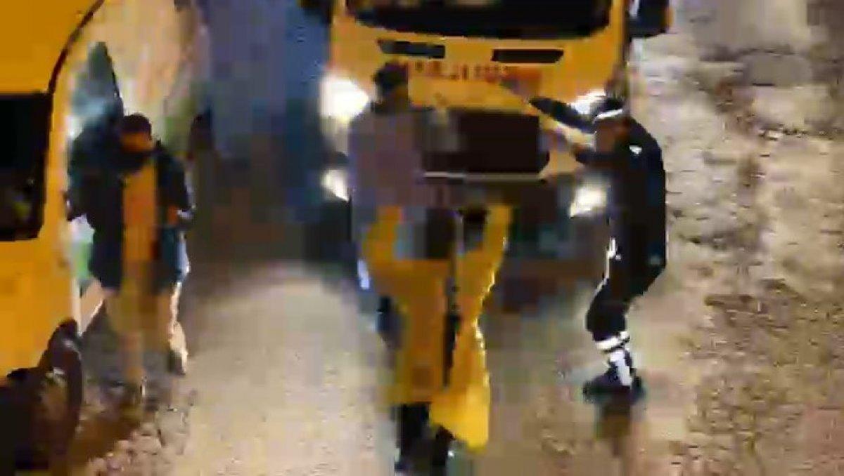 Araçla konser verildi, ambulanstan inen sağlıkçılar oynadı