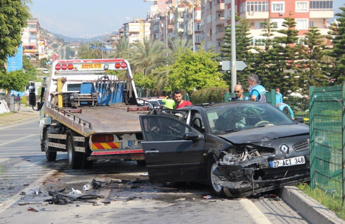 Otomobil kırmızı ışıkta bekleyen araçlara çarptı