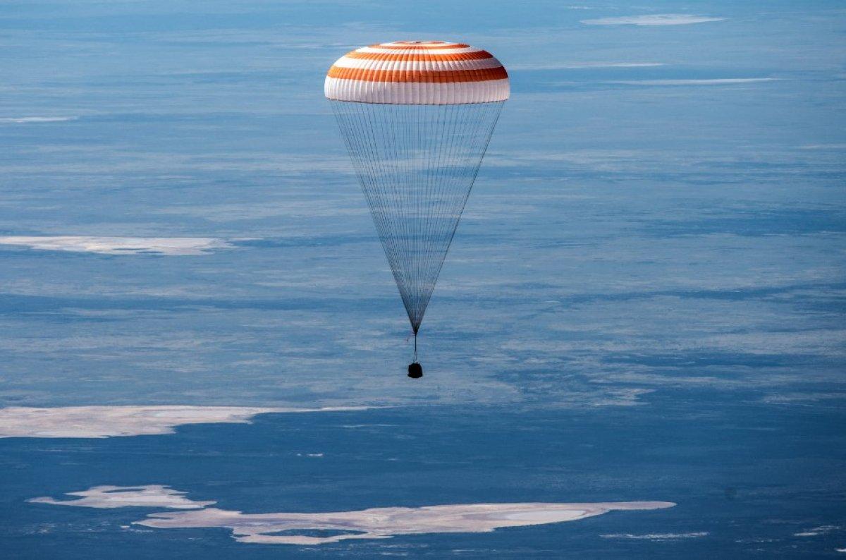 2 astronot ve 1 kozmonot dünyaya geri döndü