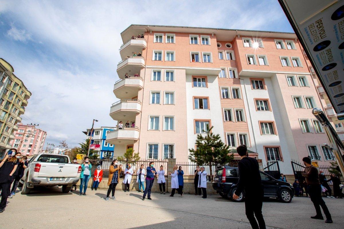 Evde kalanlar için sanatçılar söyledi, sağlıkçılar oynadı