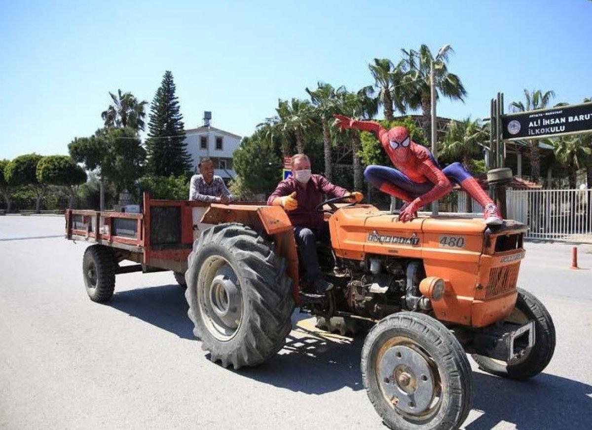 Antalya'da 'Örümcek Adam' bu kez yaşlılar için ortaya çıktı
